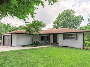 2806 N River Blvd, Sugar Creek, MO 64050