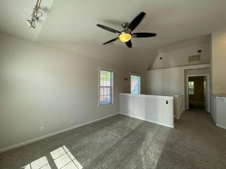 Exceptionally Spacious and Modernized 2x2 Townhouse w/Garage and Washer/Dryer Hookups! — Photo 17