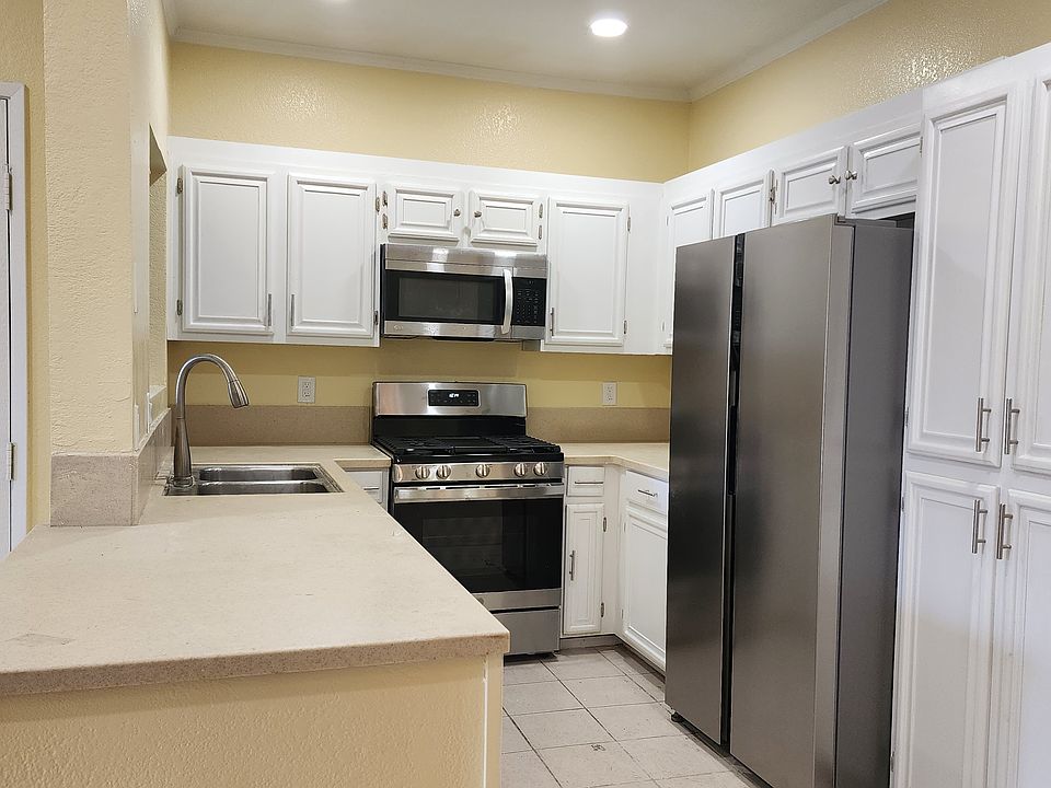Kitchen with brand new appliances, Microwave, Stove with Griddle, Refrigerator