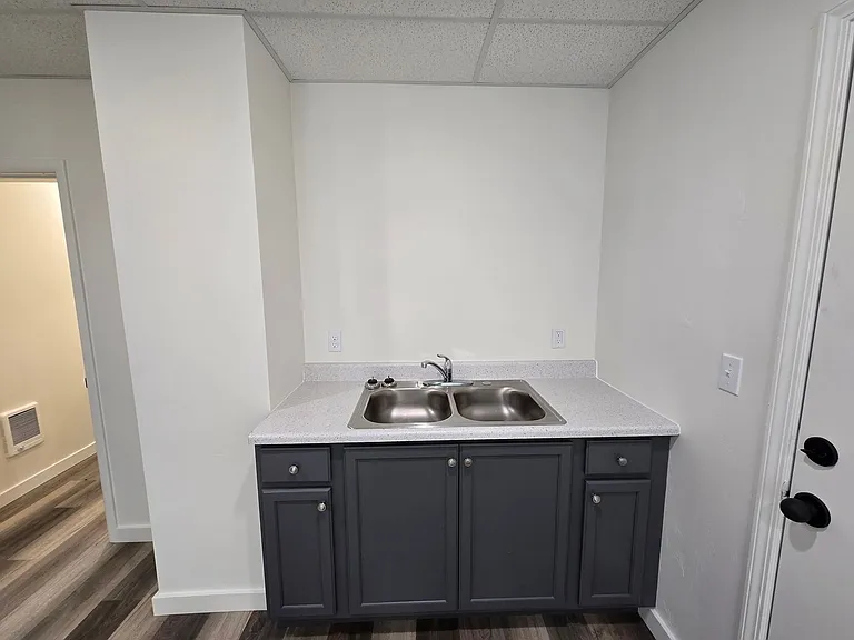 2335 Baker St — Photo 7