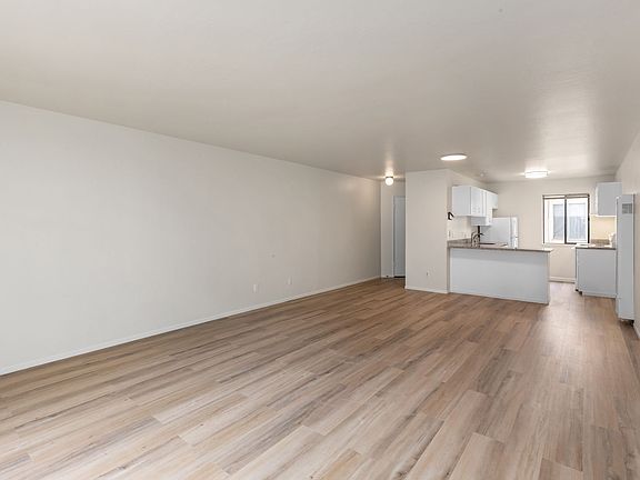5th image of 1519 Oak St #7
