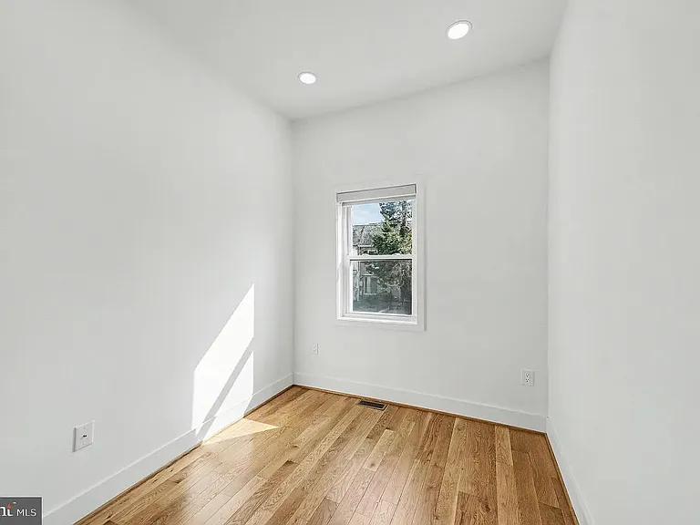 1427 Parkwood Pl NW — Photo 24