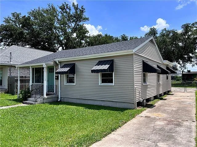 345 Wainwright Dr — Photo 2