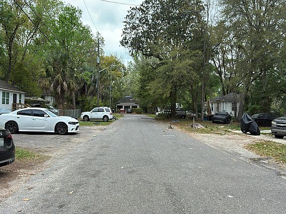 4th image of 220 Bronson St