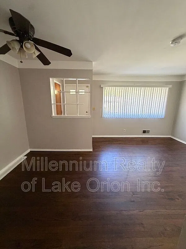 3 bed, 1.0 bath, 975 sqft, $1,395 — Photo 2