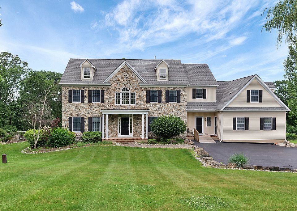 2nd image of 33 Woodland Heights Cir