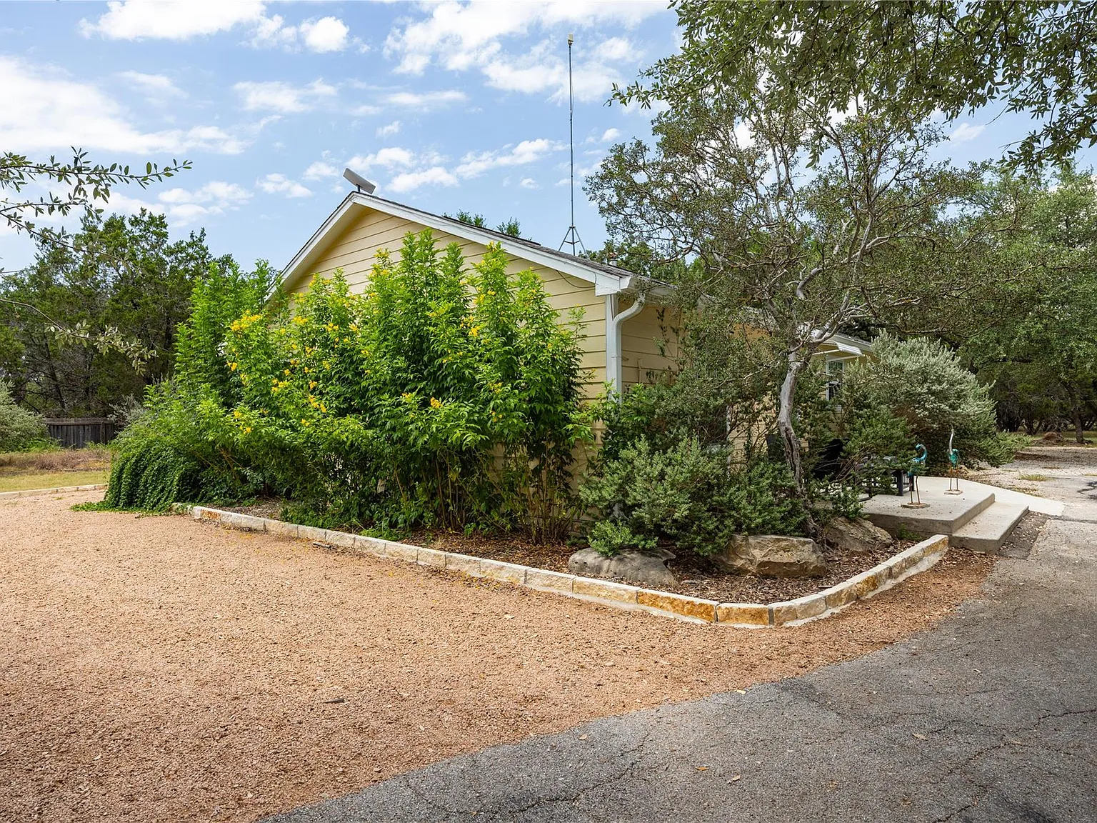 3 bed, 2.0 bath, 1500 sqft, $2,530 — Photo 4