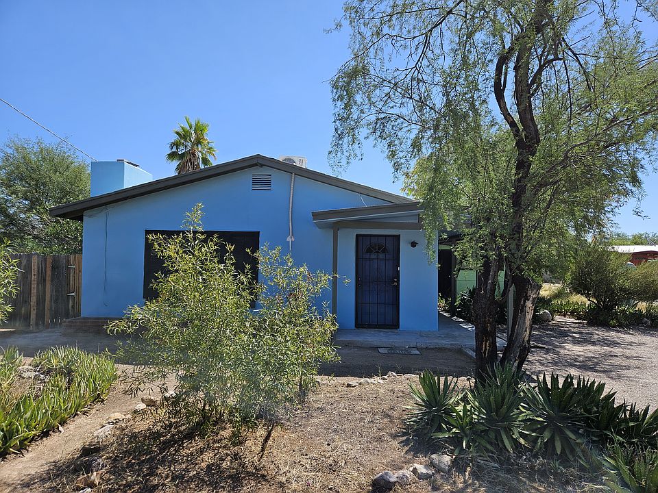 Front of this charming 1955 built historical duplex.