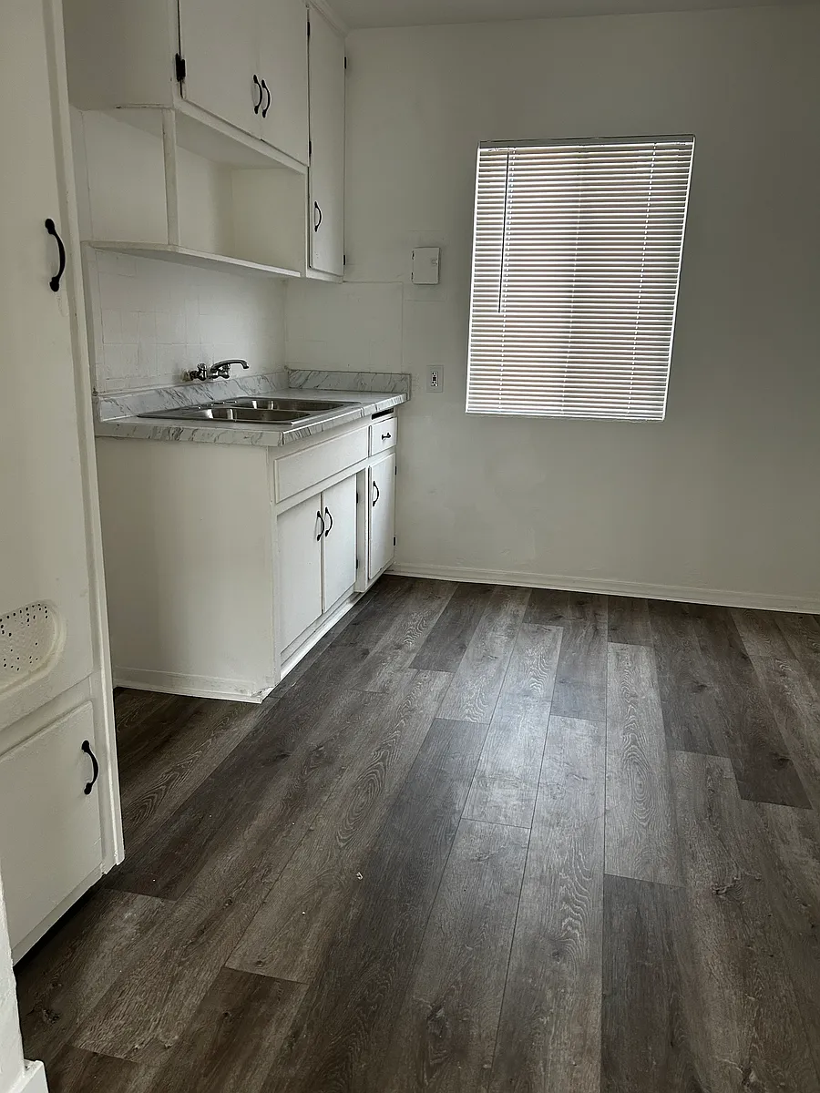 Building Photo - 826 W El Segundo Blvd #11