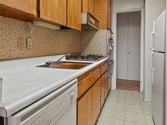 4th image of 52-30 39th Dr Unit 10V