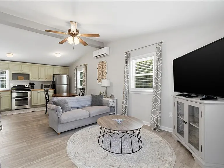 1817 Hardman Ln — Photo 2