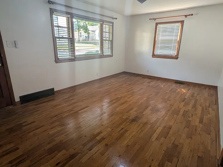 3327 Seneca St — Photo 5