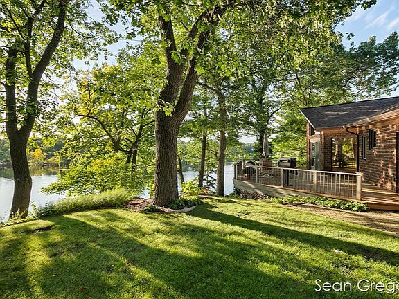 2nd image of 3627 Manderley Dr NE