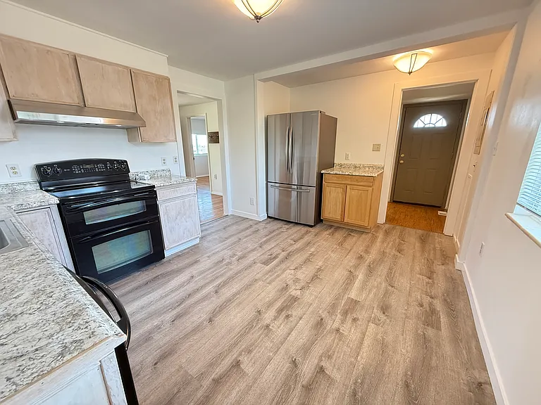 2592 Yarmouth Ave — Photo 6