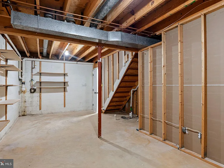 561 Tiffany Ct — Photo 35