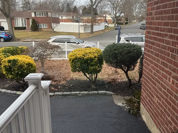 14 Genesee Dr, Commack, NY 11725