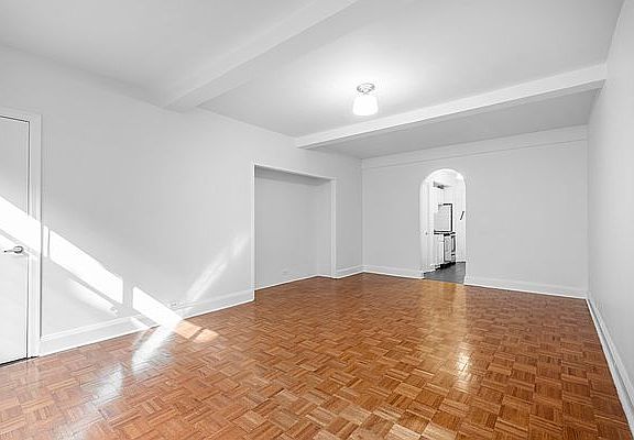 3rd image of 307 E 44th St APT 1019