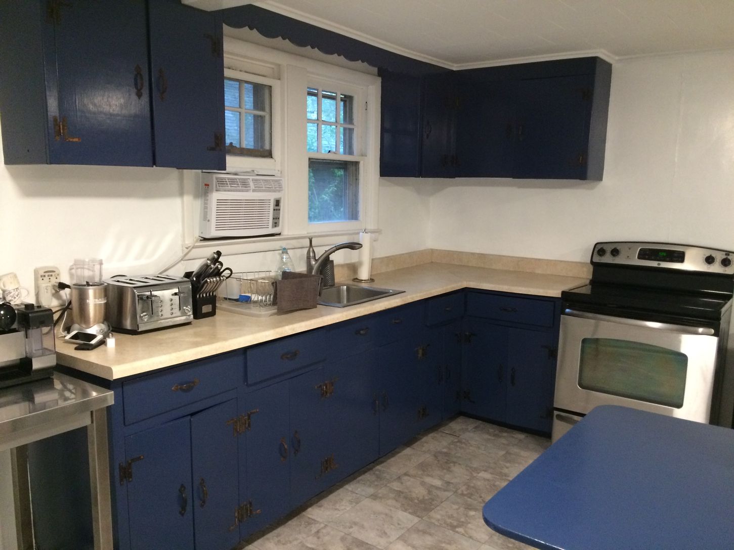 Front cottage kitchen