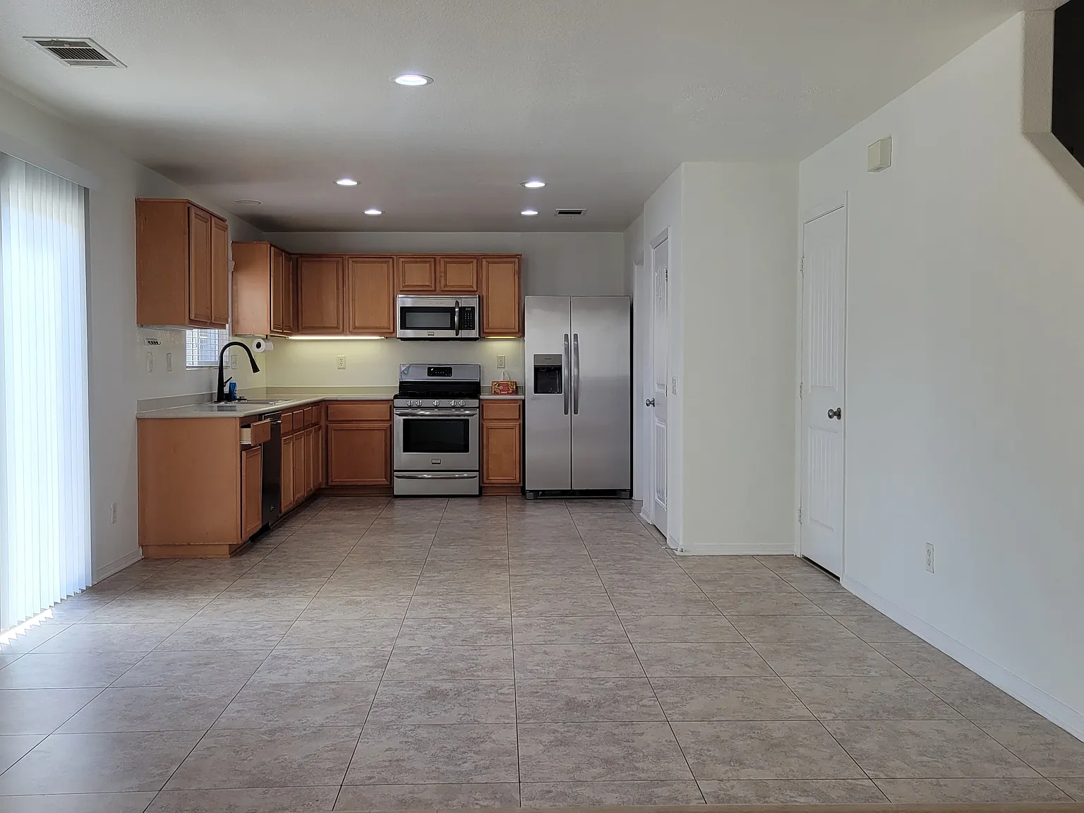 3 bed, 2.5 bath, 2370 sqft, $3,400 — Photo 4