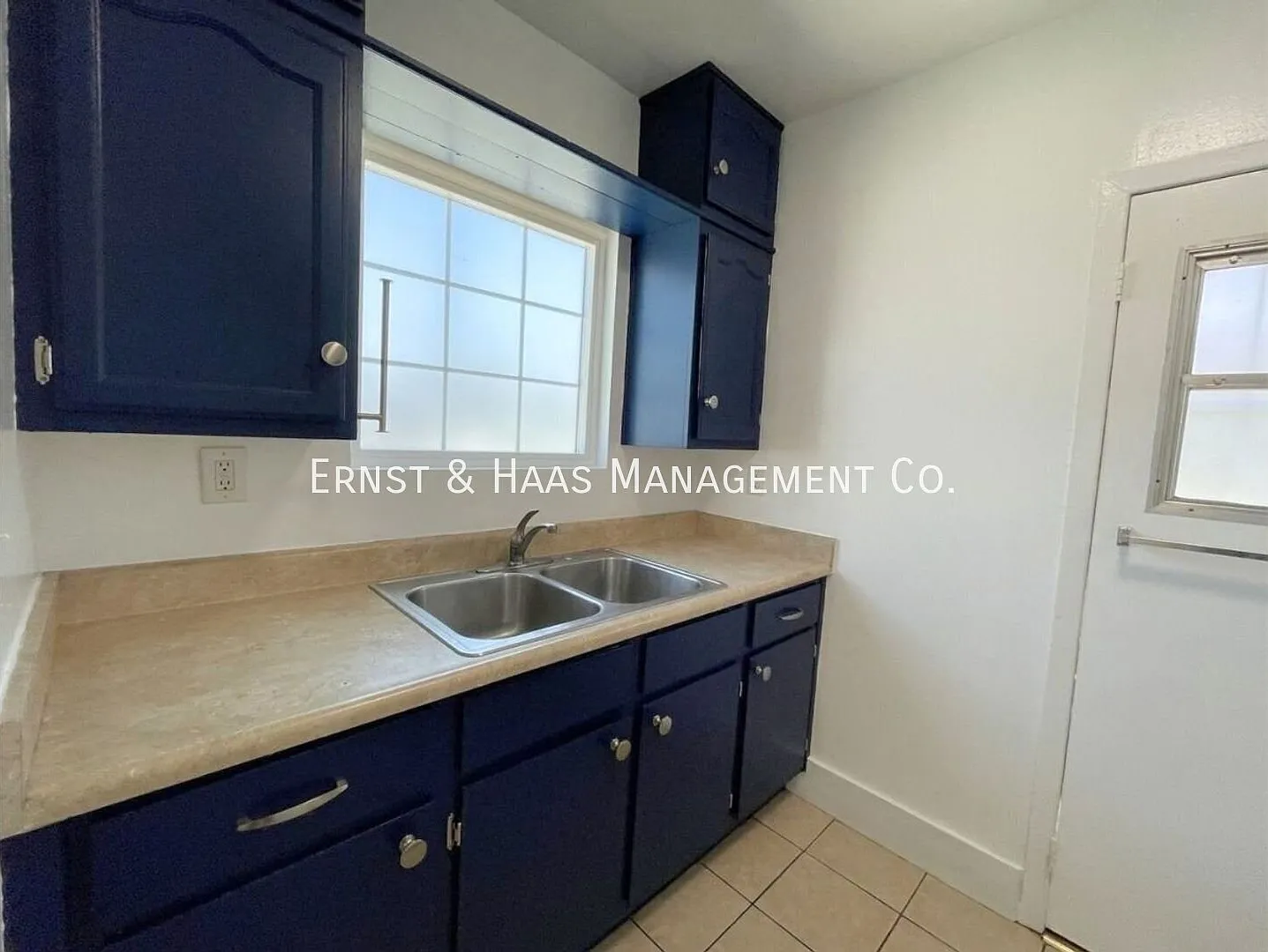 Charming 2-Bedroom Duplex Unit with Parking! — Photo 4