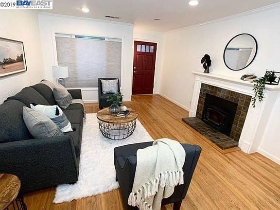 3rd image of 1027 Ventura St
