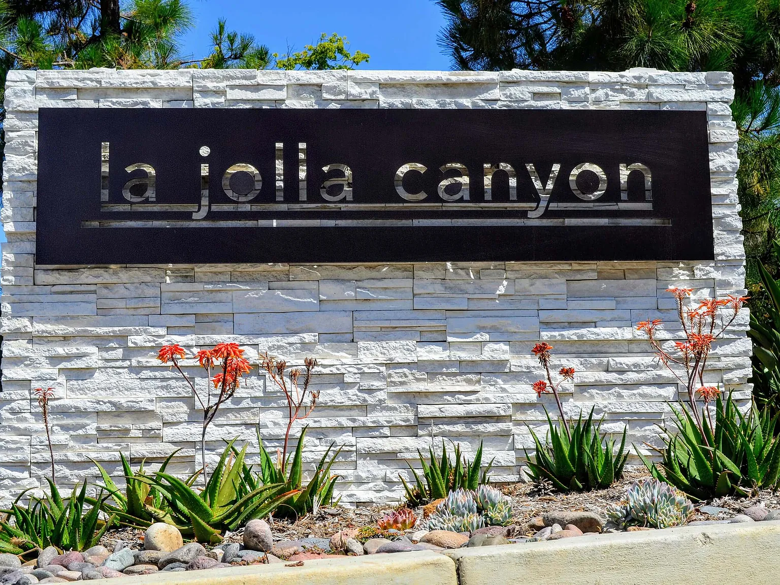 La Jolla Canyon Apartments — Photo 1