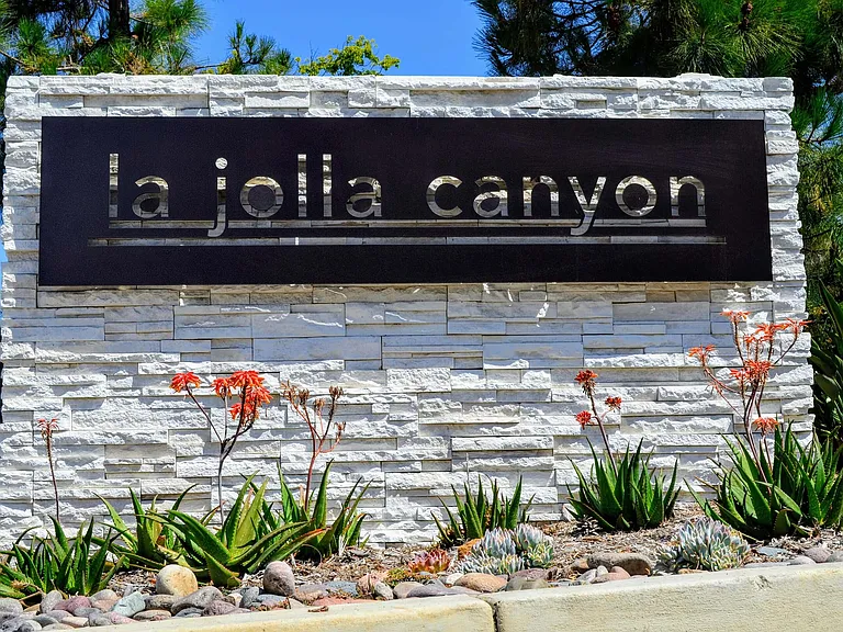 La Jolla Canyon Apartments — Photo 1