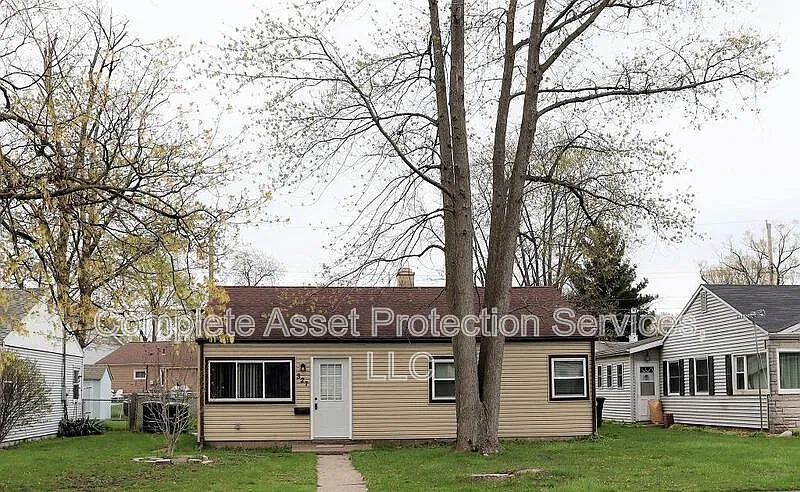 3 bed, 1.0 bath, 924 sqft, $1,625 — Photo 1