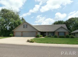 1928 Dane Kelsey Dr, Pekin, IL 61554