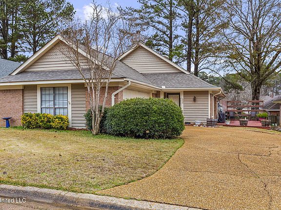 3rd image of 530 Bedford Cir