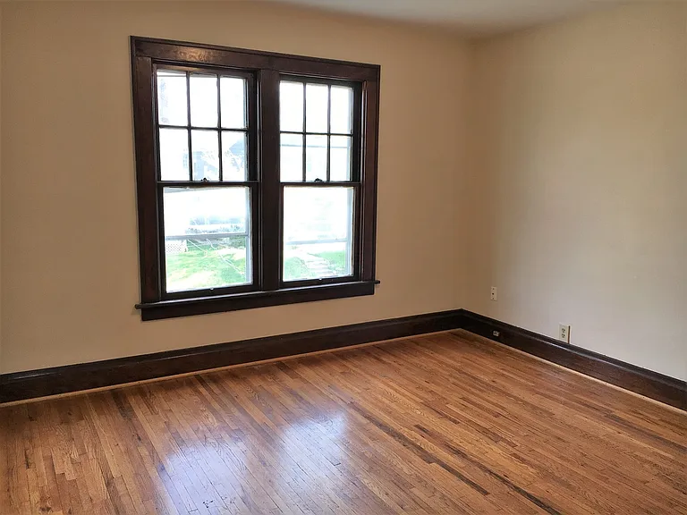431-433 E Tompkins St — Photo 10
