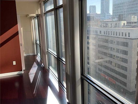 4th image of 38 Grenville St #1002