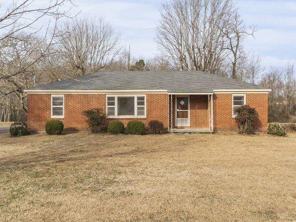 19 W Point Dr, Fayetteville, TN 37334