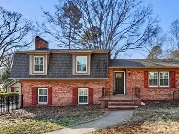 1215 6th St NW, Hickory, NC 28601