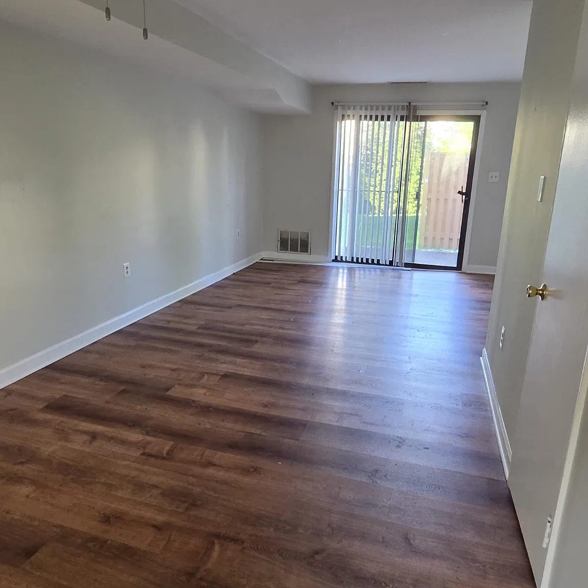 Oxford Row Condos — Photo 2