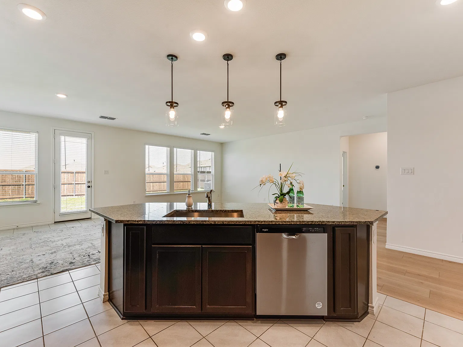 977 Adair Dr — Photo 4