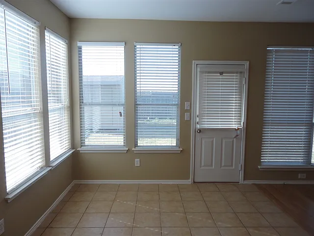 4 bed, 2.5 bath, 2240 sqft, $2,465 — Photo 4