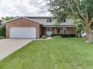 1515 Dover Rd, Bloomington, IL 61704