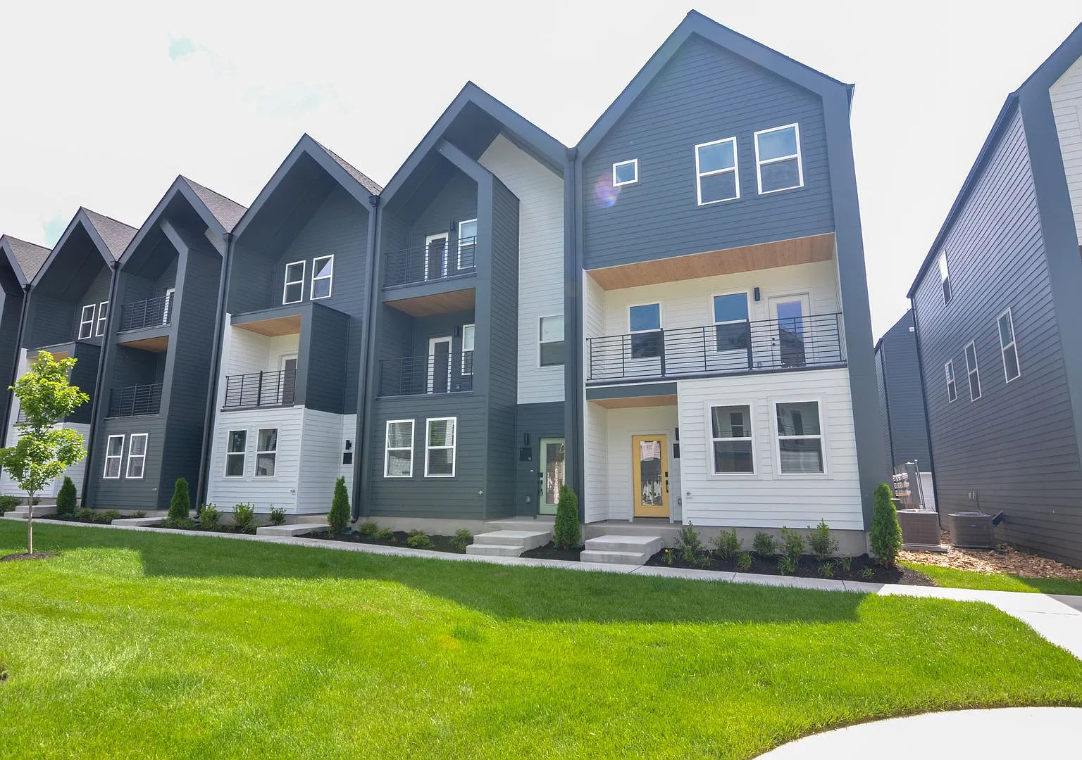 550 Markham St — Photo 1