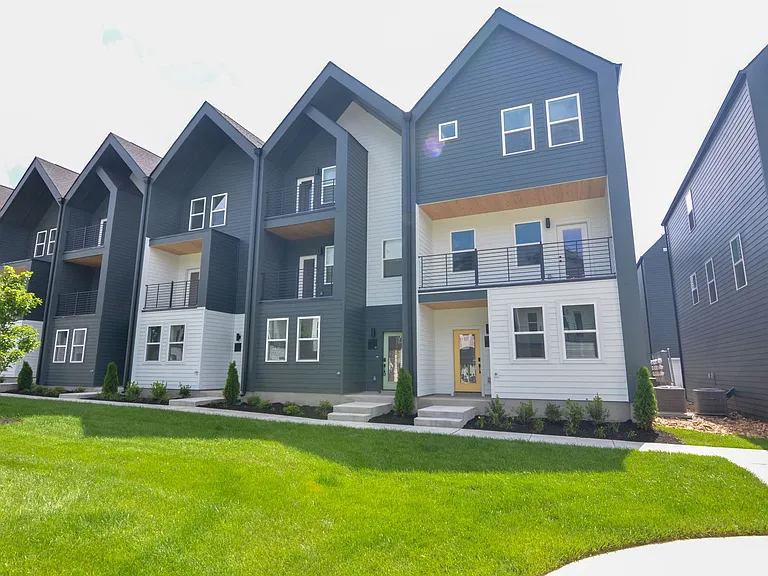 550 Markham St #18 — Photo 1