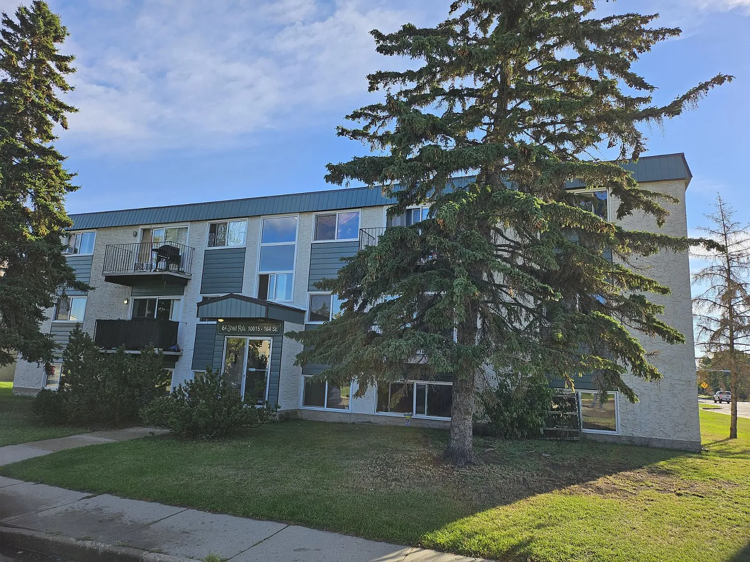 164 Street Building — Photo 3