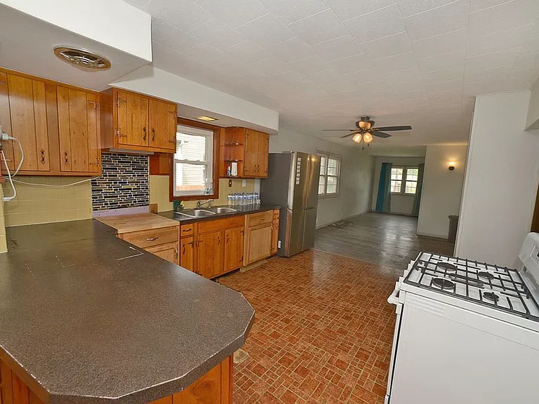 1105 W Lafayette St — Photo 6