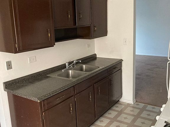 3rd image of 1185 Surrey Dr APT 2E