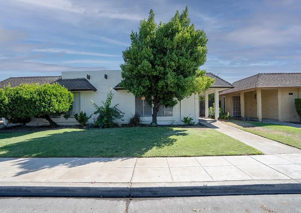 2243 Helm Ave #102