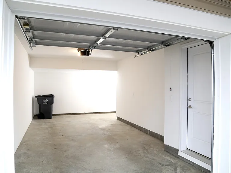 Latham Apartments — Photo 23