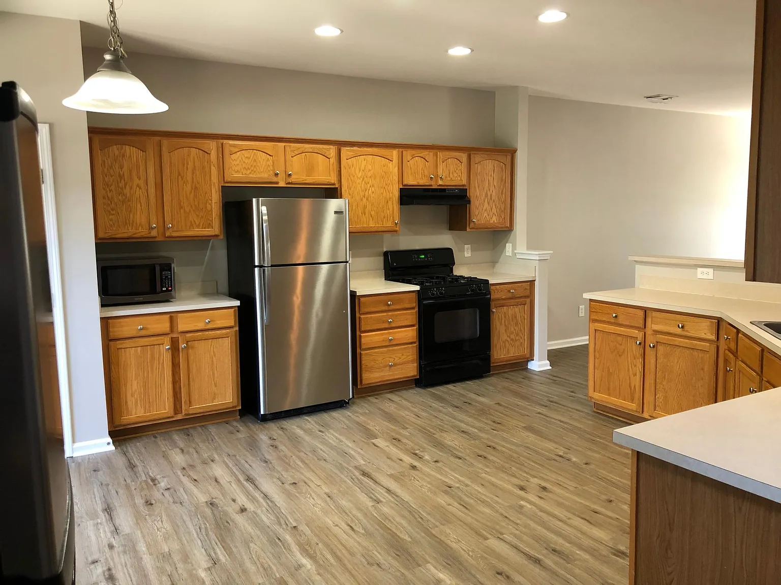 4 bed, 2.5 bath, 2300 sqft, $2,400 — Photo 4