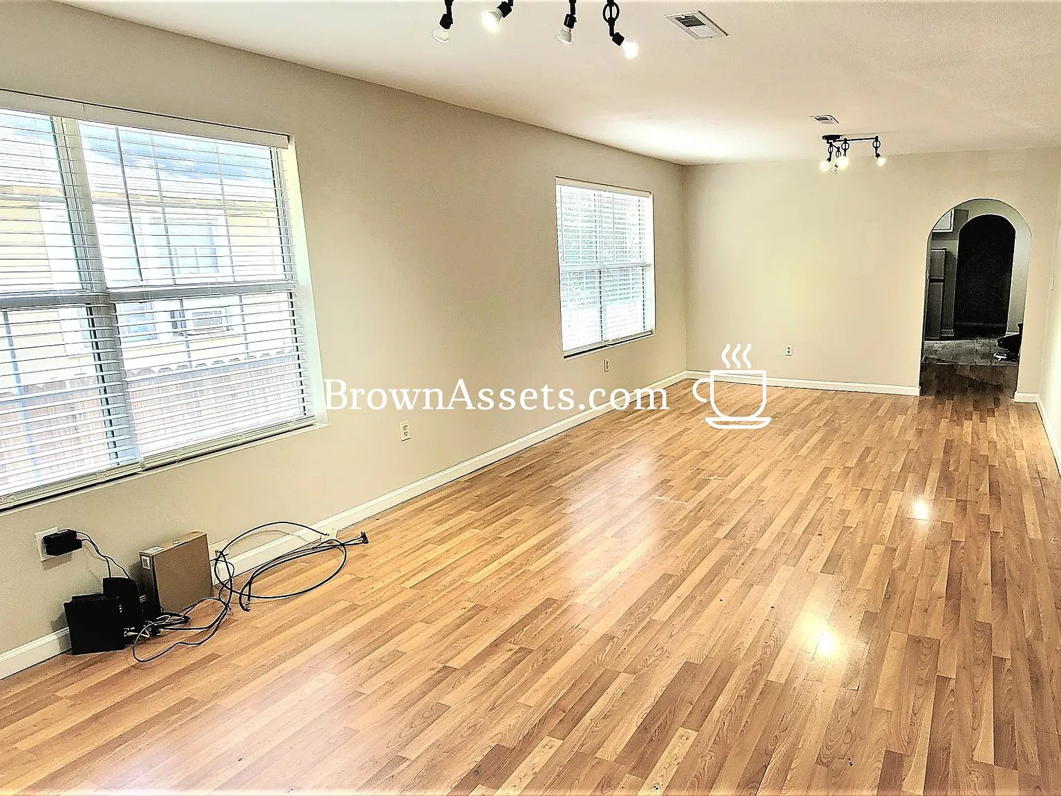 5 bed, 2.5 bath, 1800 sqft, $3,350 — Photo 3