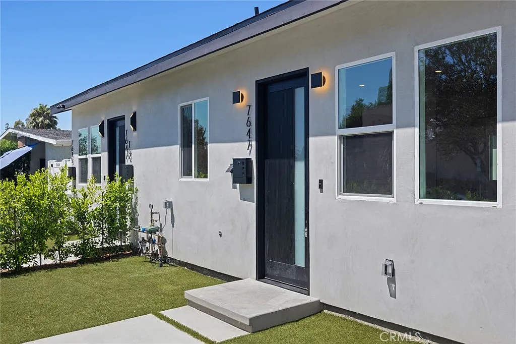 2 bed, 864 sqft, $3,250 — Photo 2