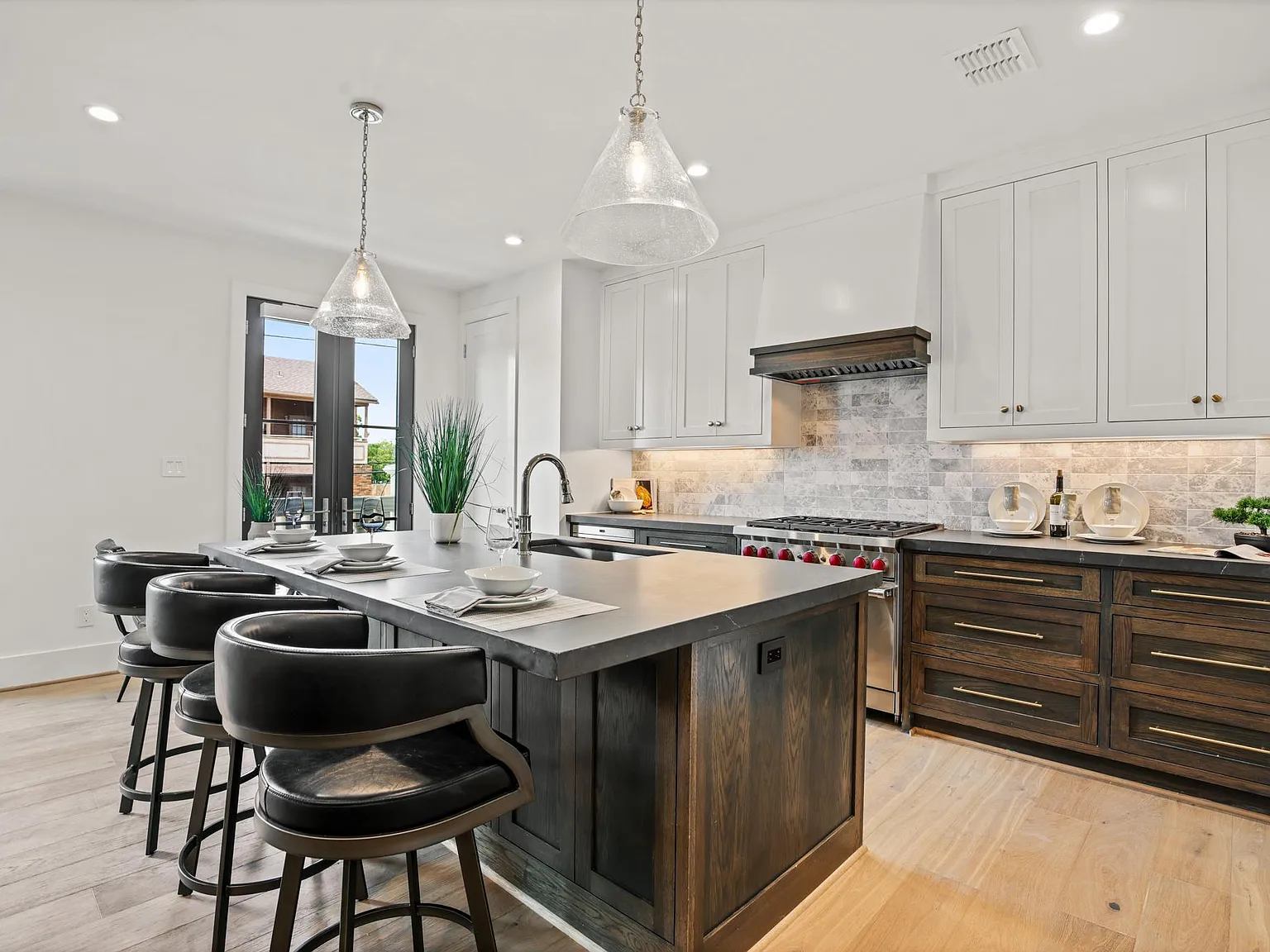 3 bed, 1917 sqft, $7,750 — Photo 3