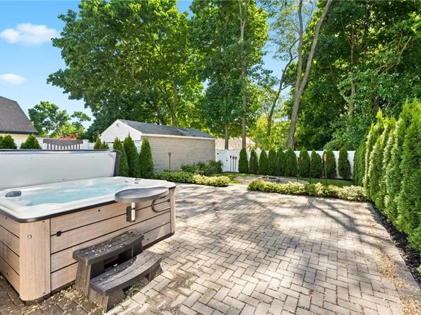 100 Lansing Ave, Warwick, RI 02888